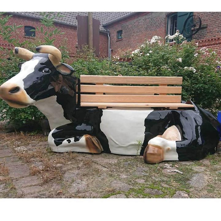 Sitzbank als Kuh mit Holzauflage